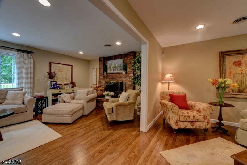 71 Cheshire Ln