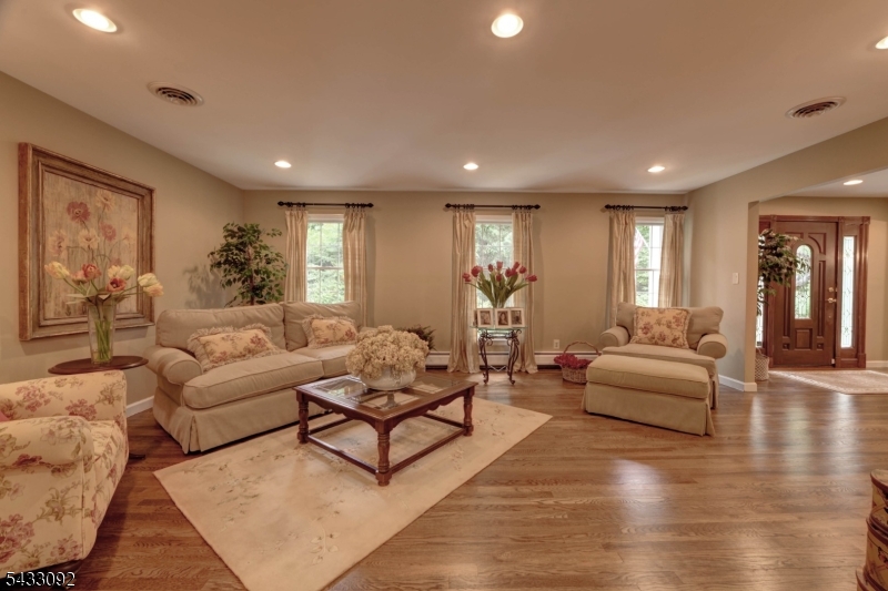 71 Cheshire Ln