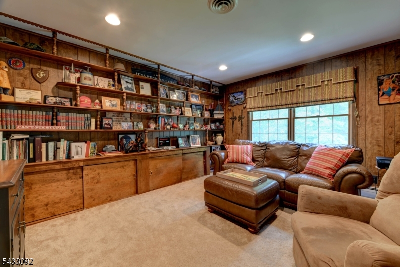 71 Cheshire Ln