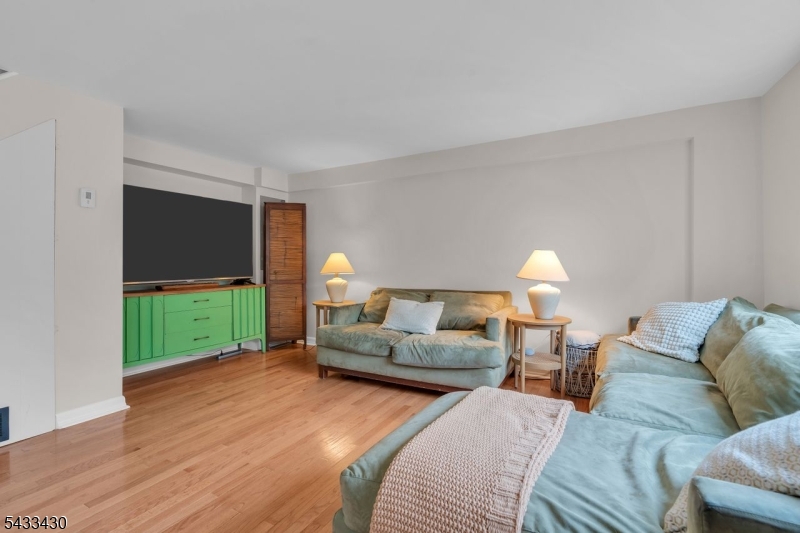 30 Laurel Dr