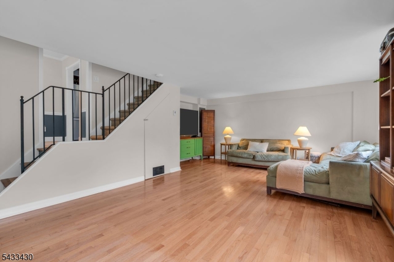 30 Laurel Dr