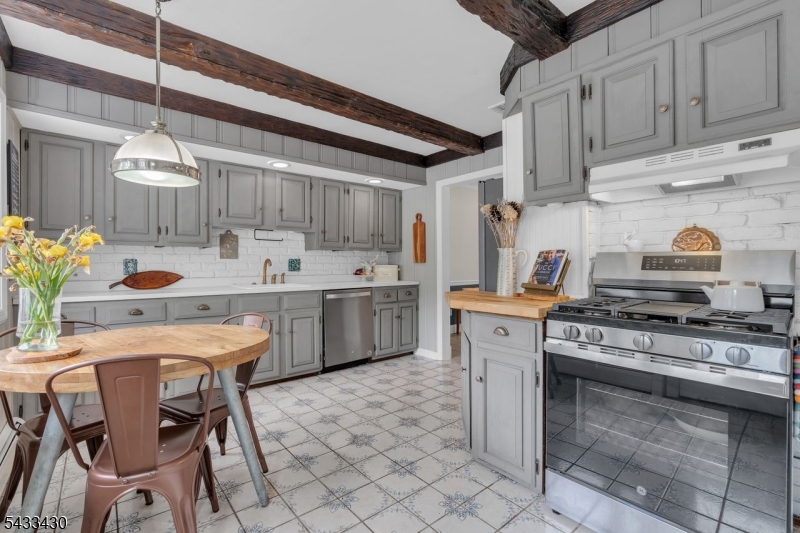 30 Laurel Dr
