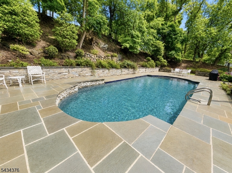 151 Kingwood Dr