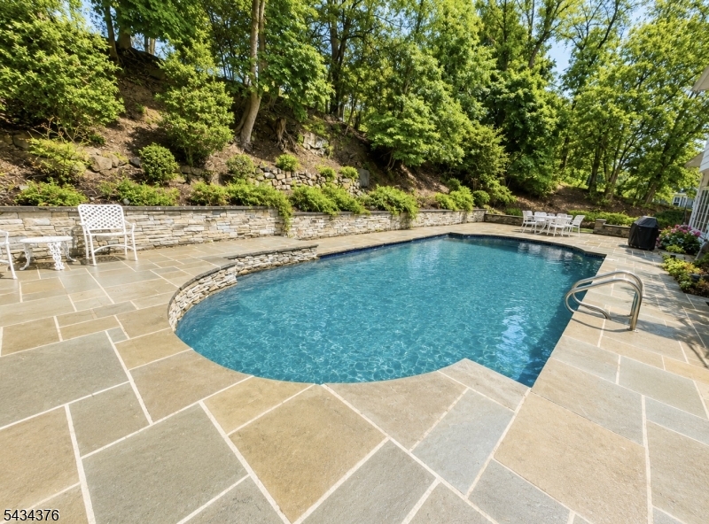 151 Kingwood Dr