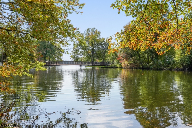 11 Lake Trail East