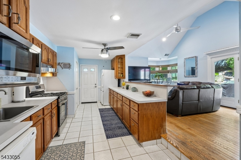 11 Lake Trail East