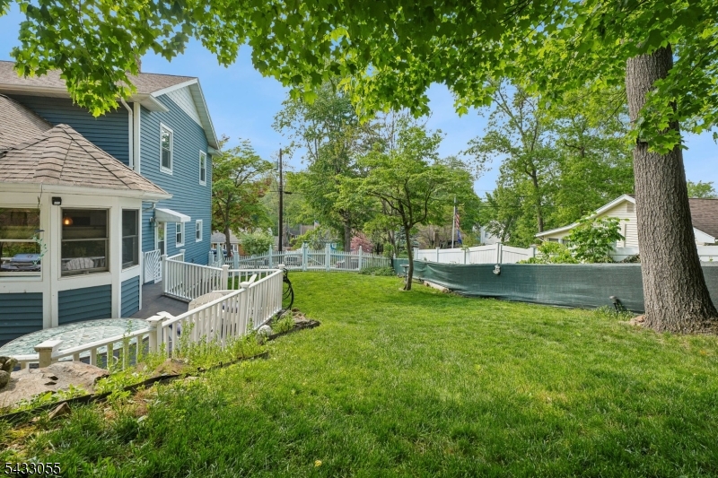 11 Lake Trail East