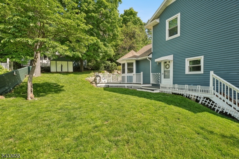 11 Lake Trail East