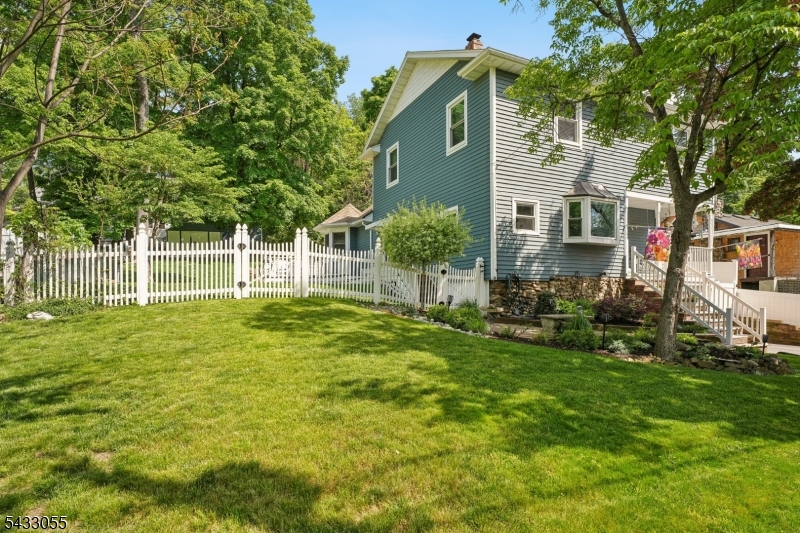 11 Lake Trail East