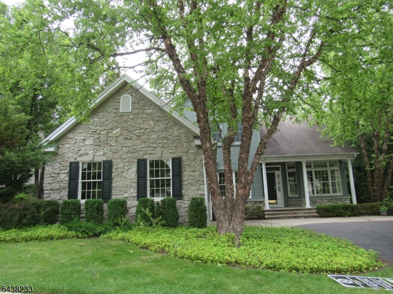 26 Bethpage Dr