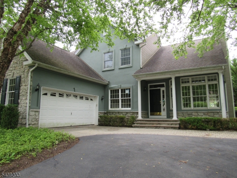 26 Bethpage Dr