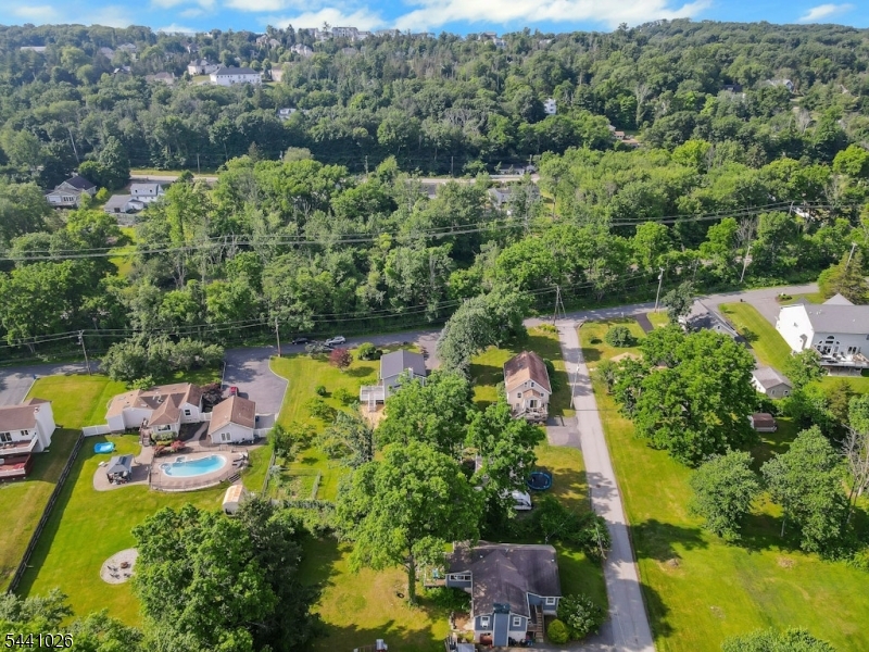 32 Bellows Ln