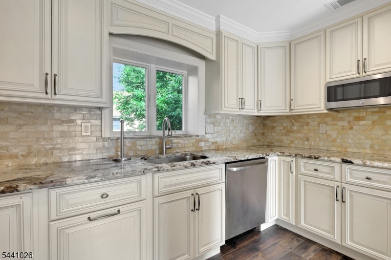 32 Bellows Ln