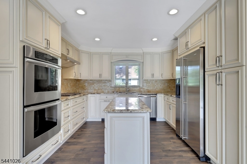 32 Bellows Ln