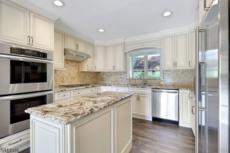 32 Bellows Ln