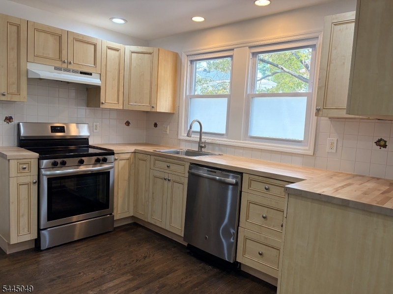 298 Farrant Ter 1