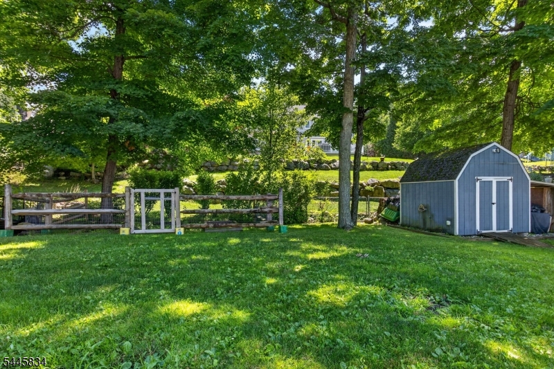 8 Cross Oak Ln