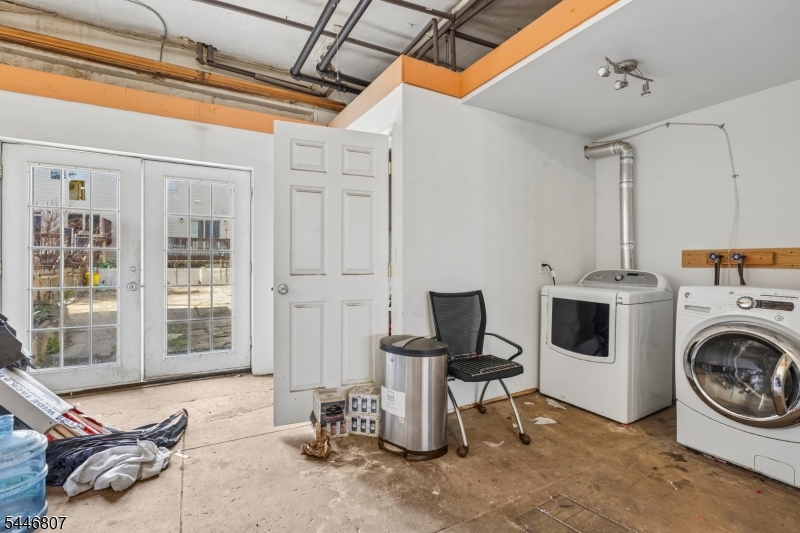 390 Delano Pl