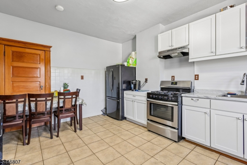 390 Delano Pl