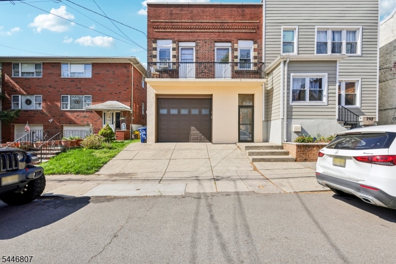 390 Delano Pl