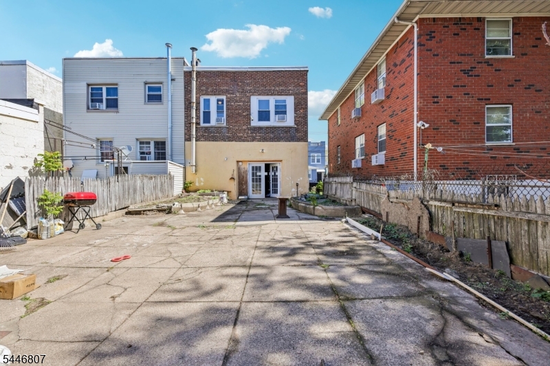 390 Delano Pl