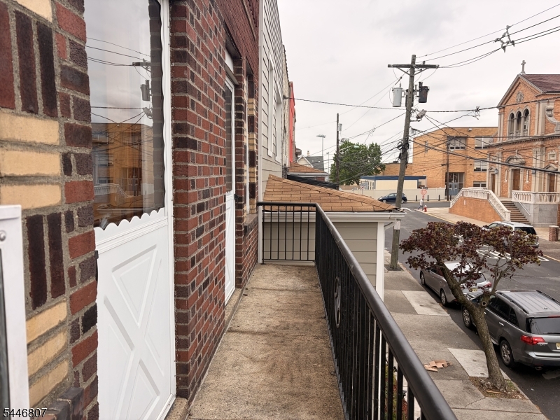 390 Delano Pl