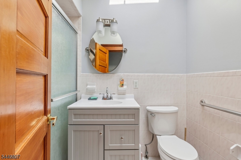 390 Delano Pl