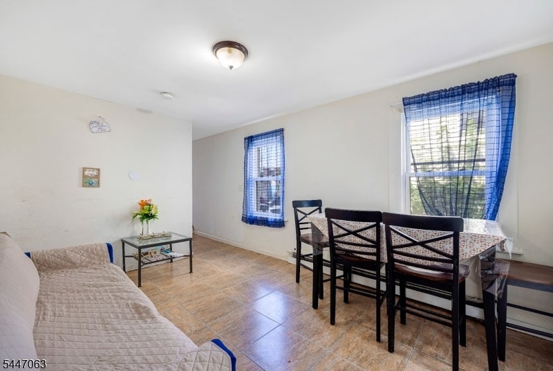 1083 Magnolia Ave
