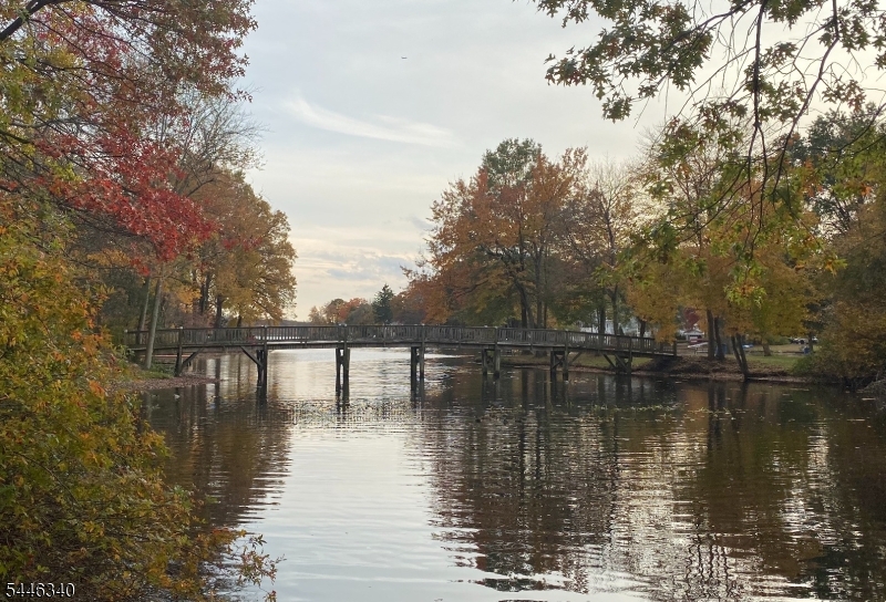 25 Lake Dr West