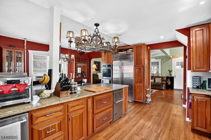 90 7Th St