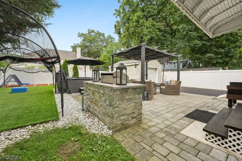 91 Redwood Ave