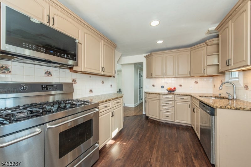 42 W Spring Valley Ave