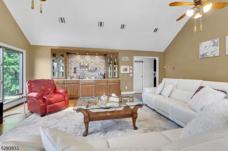 60 Ivy Pl