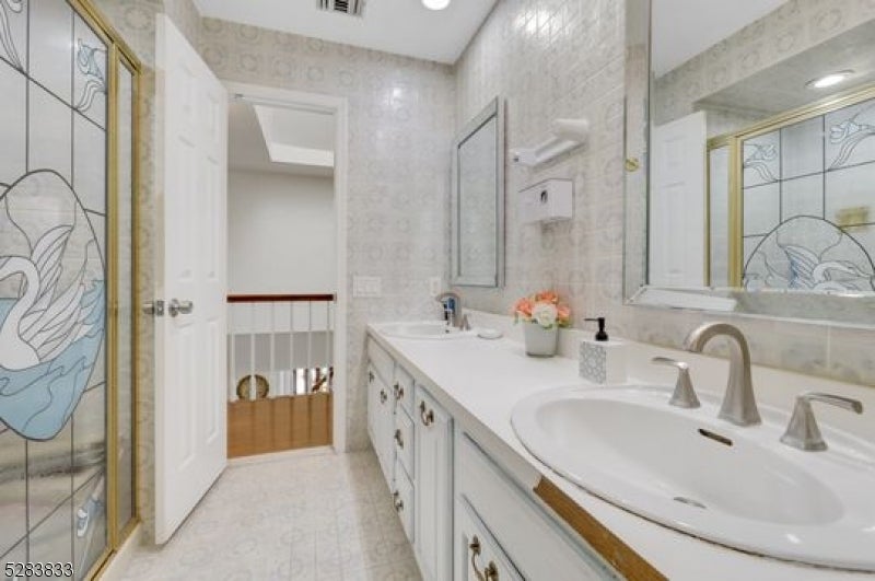 60 Ivy Pl
