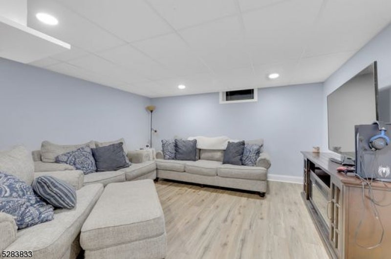 60 Ivy Pl
