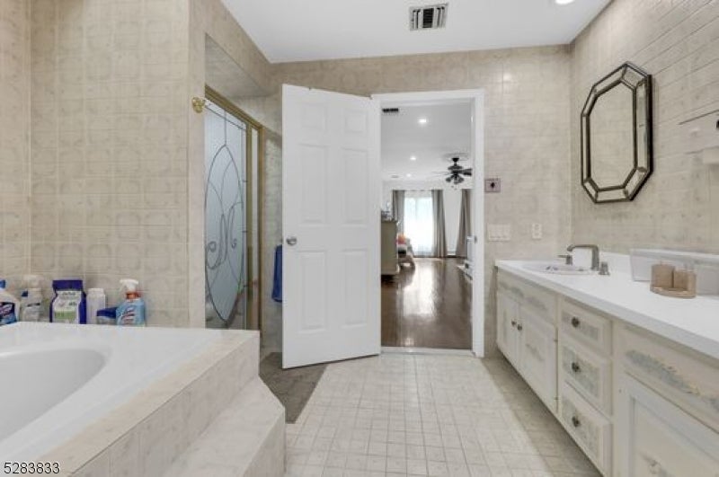 60 Ivy Pl