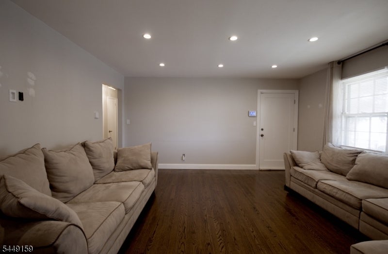 16 W Prospect St