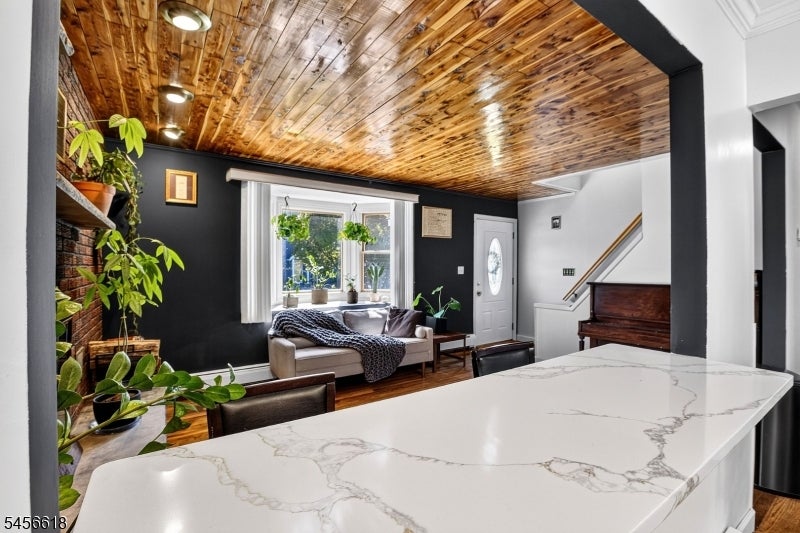 108 Midvale Ave