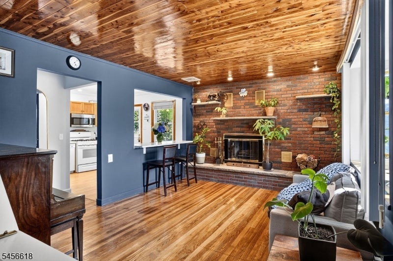 108 Midvale Ave
