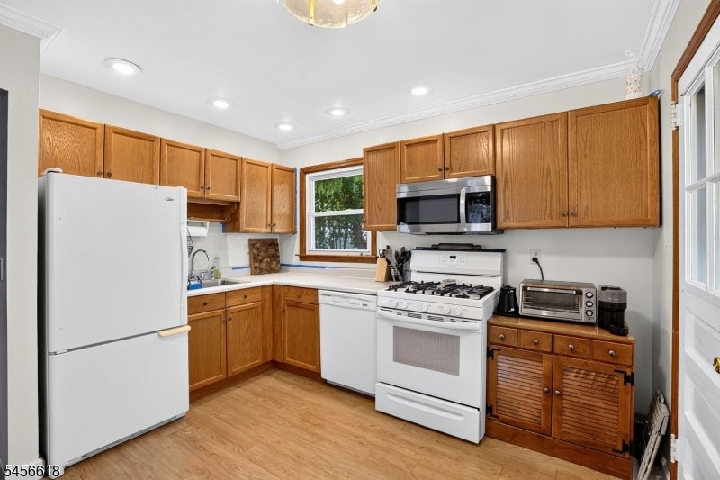 108 Midvale Ave