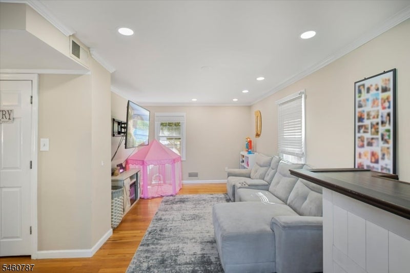 73 Burnside Pl