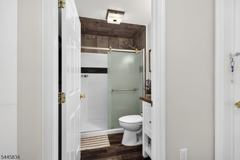 8 Cross Oak Ln