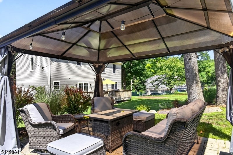 8 Cross Oak Ln