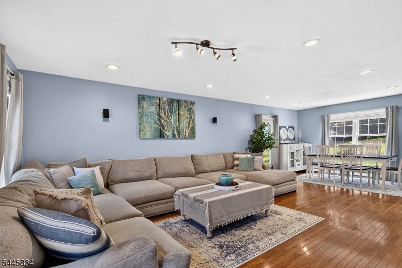 8 Cross Oak Ln