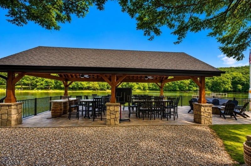 8 Cross Oak Ln