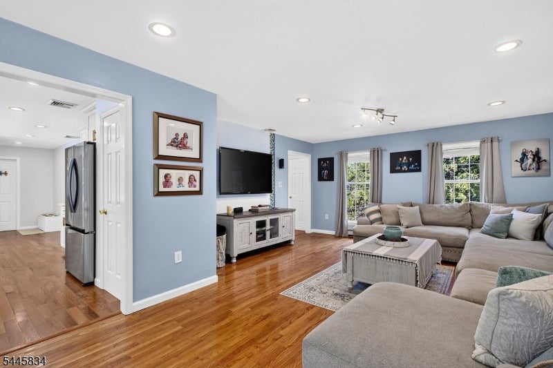 8 Cross Oak Ln