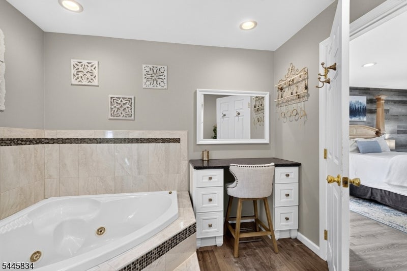 8 Cross Oak Ln