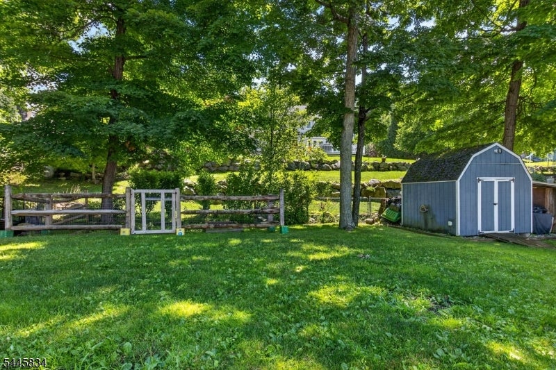 8 Cross Oak Ln