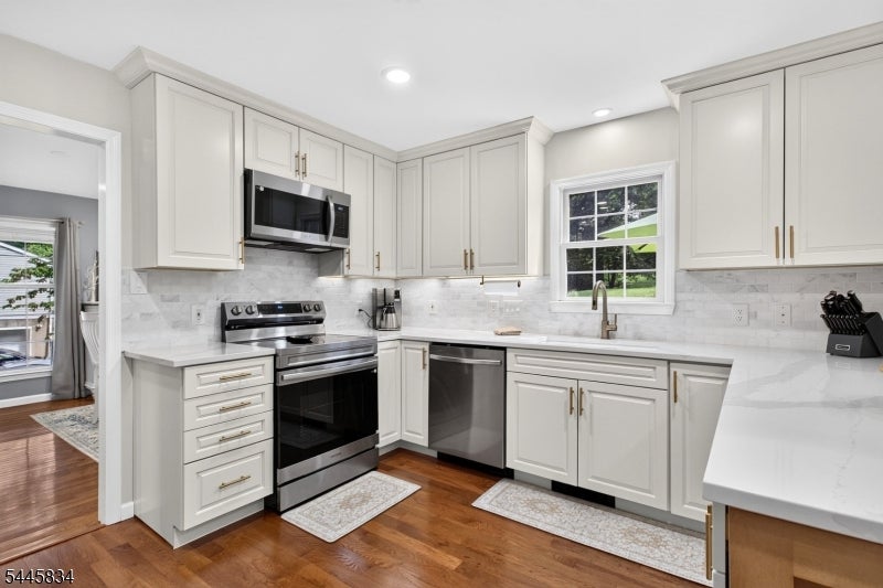 8 Cross Oak Ln