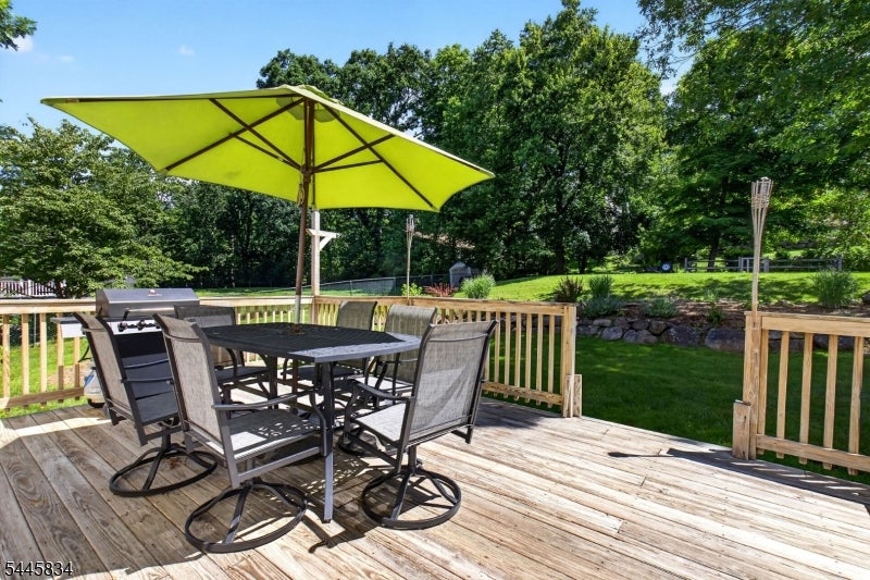 8 Cross Oak Ln